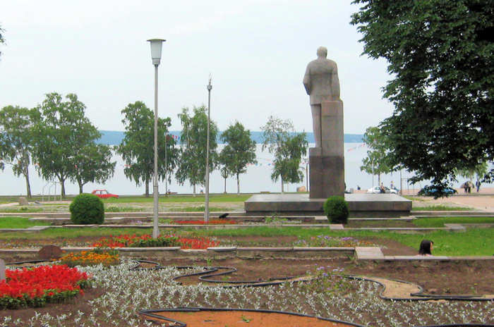 Kuusisen patsas Petroskoissa