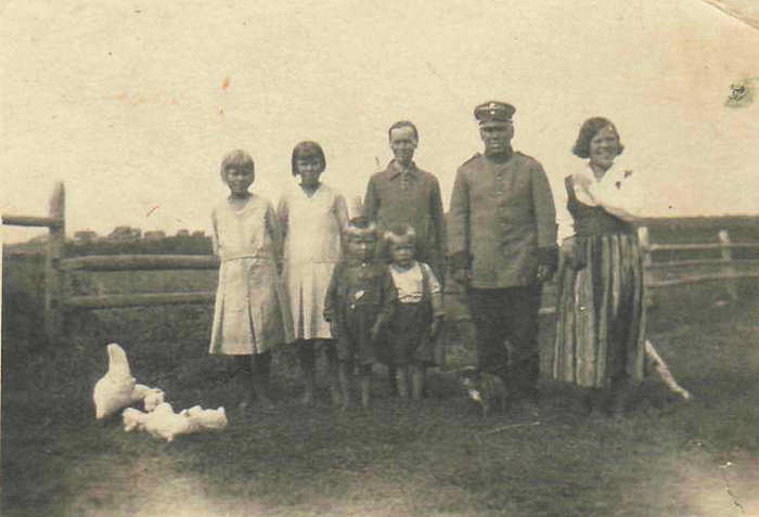 Feodor ja Marfa Peiposen perhett 20-luvulla