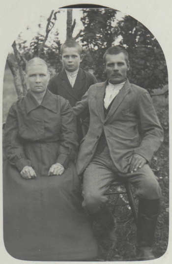 Anni, Mikko ja Aleksi Bolodin